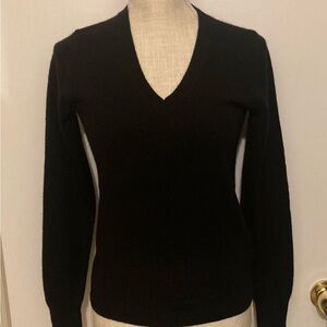 Uniqlo Classic Black V-Neck Sweater in 100% Cashmere